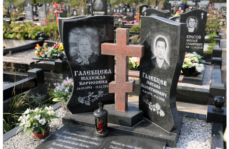 Классический двойной памятник с крестом между стелами в форме волн — работа №101