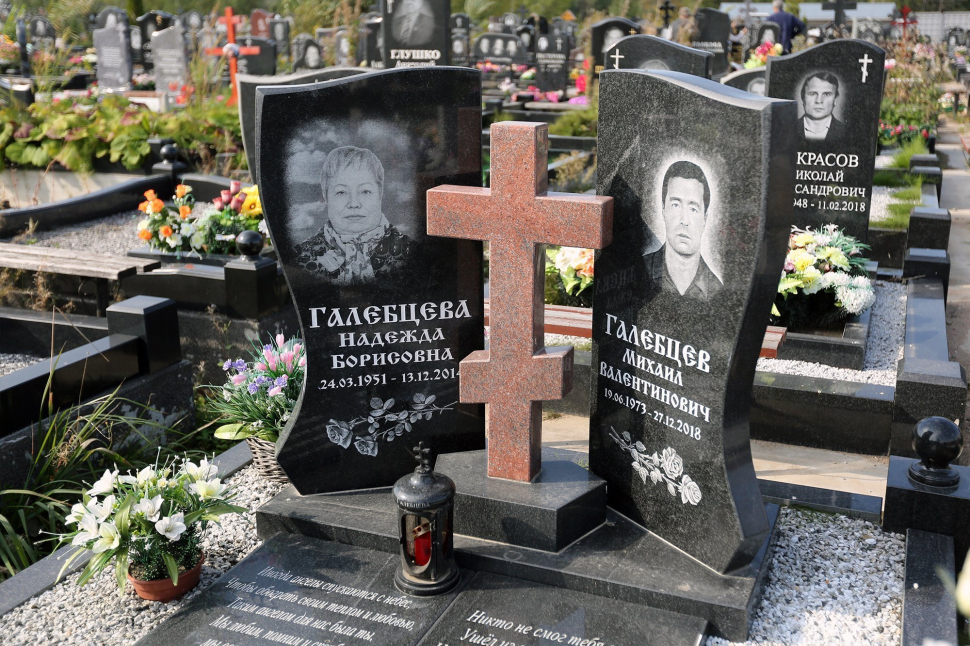 Классический двойной памятник с крестом между стелами в форме волн — работа №101