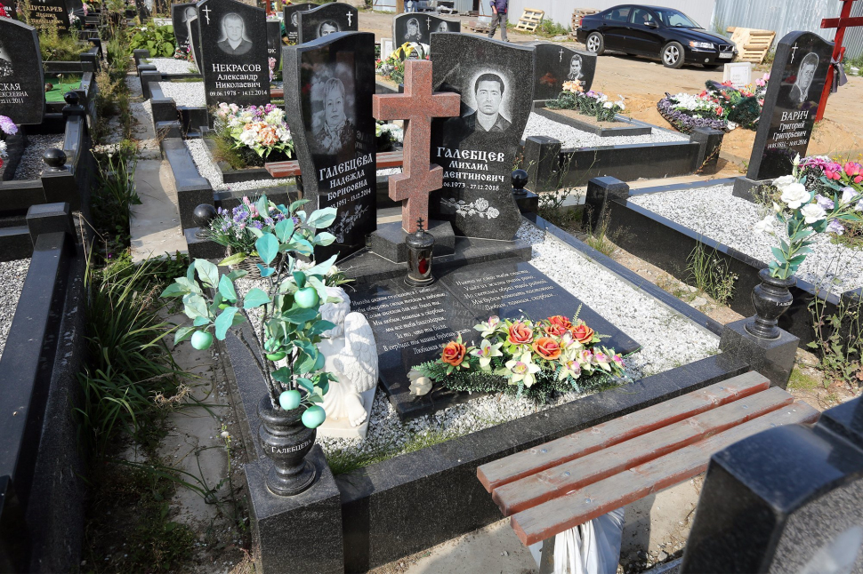Классический двойной памятник с крестом между стелами в форме волн — работа №101