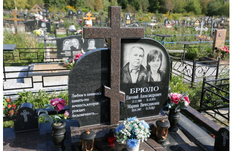 Семейный памятник из двух видов гранита с объемным крестом — работа №102