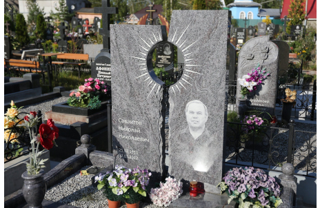 Двойной памятник из серого гранита с изображением солнца — работа №103
