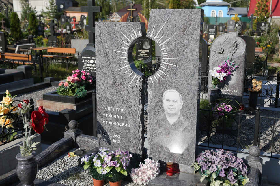 Двойной памятник из серого гранита с изображением солнца — работа №103