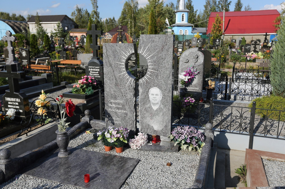 Двойной памятник из серого гранита с изображением солнца — работа №103