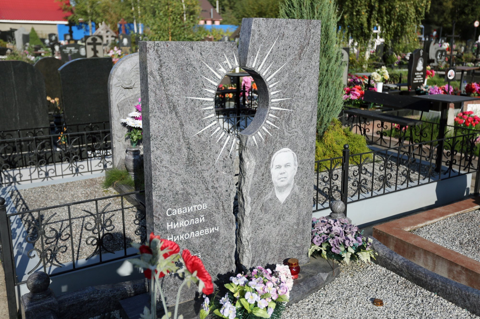 Двойной памятник из серого гранита с изображением солнца — работа №103