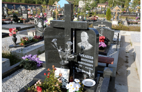 Двойной памятник из чёрного гранита с объемным крестом и коваными розами — работа №104