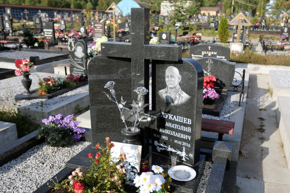Двойной памятник из чёрного гранита с объемным крестом и коваными розами — работа №104