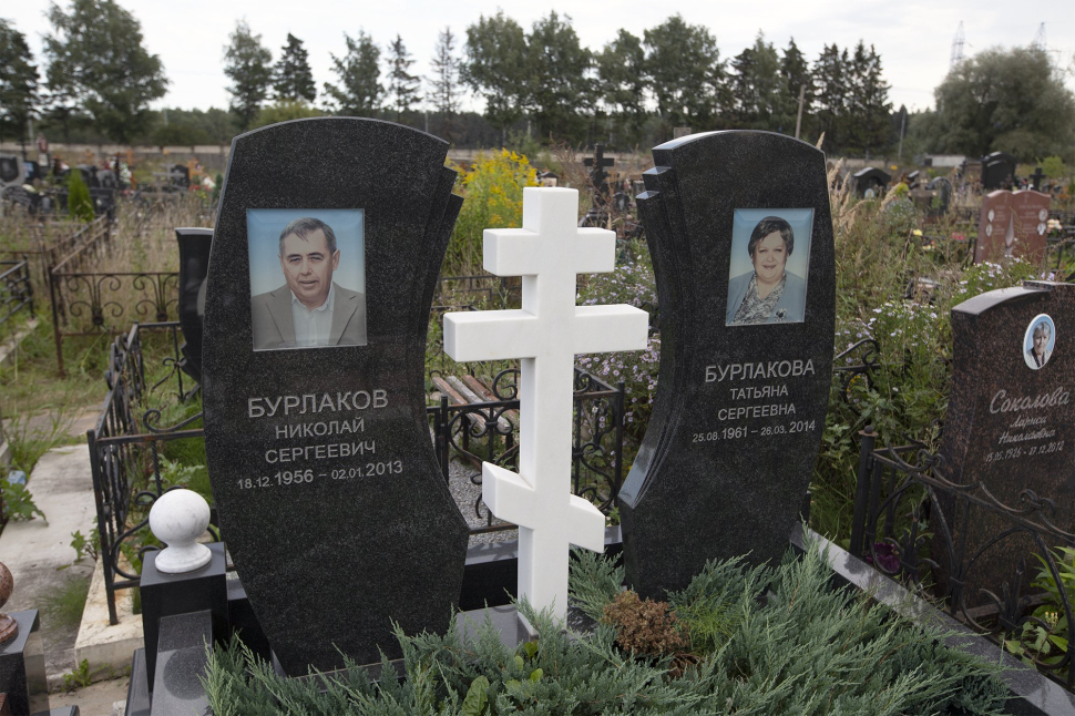 Памятник из двух половинок, разделённых мраморным крестом — работа №105