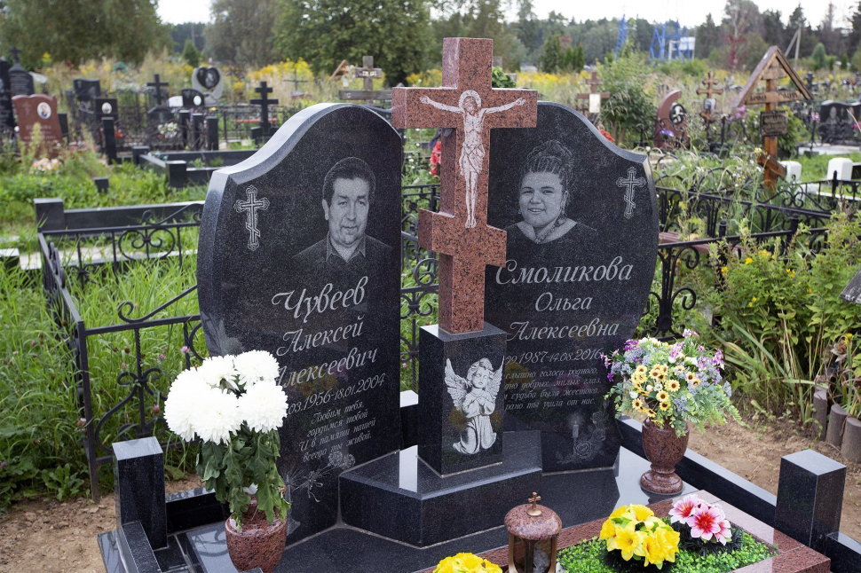 Двойной памятник с объемным крестом на постаменте — работа №106