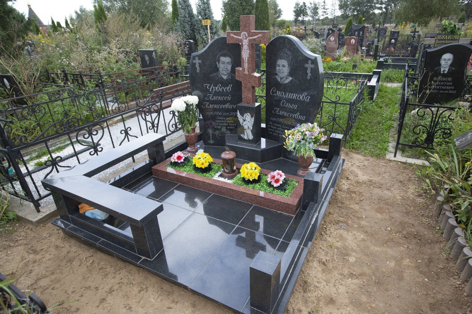 Двойной памятник с объемным крестом на постаменте — работа №106