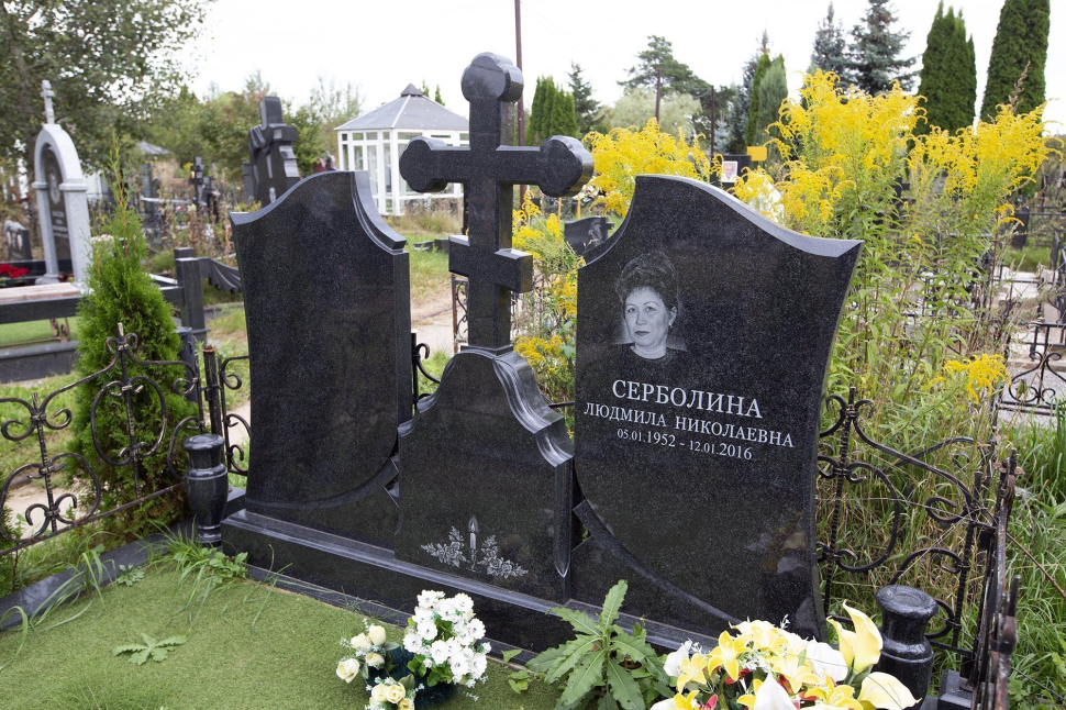 Двойной памятник с центральным крестом на небольшом постаменте — работа №109