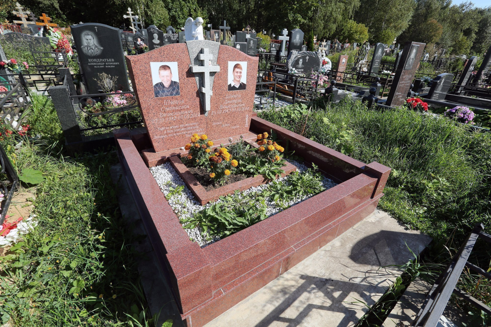 Горизонтальный памятник из красного гранита с рельефным крестом — работа №114