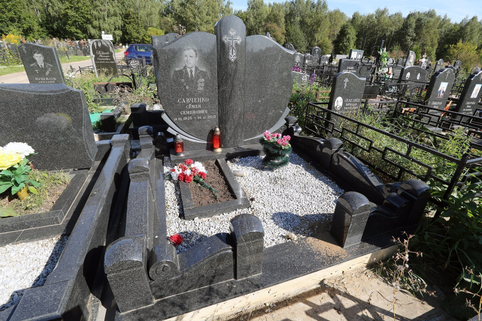 Традиционный памятник из двух половинок, объединённых скруглённой колонной с крестиком — работа №117