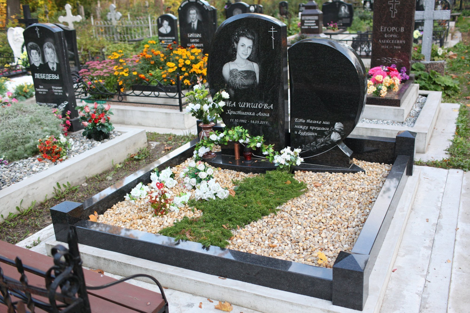 Памятник в форме двух половинок сердца из чёрного гранита — работа №121
