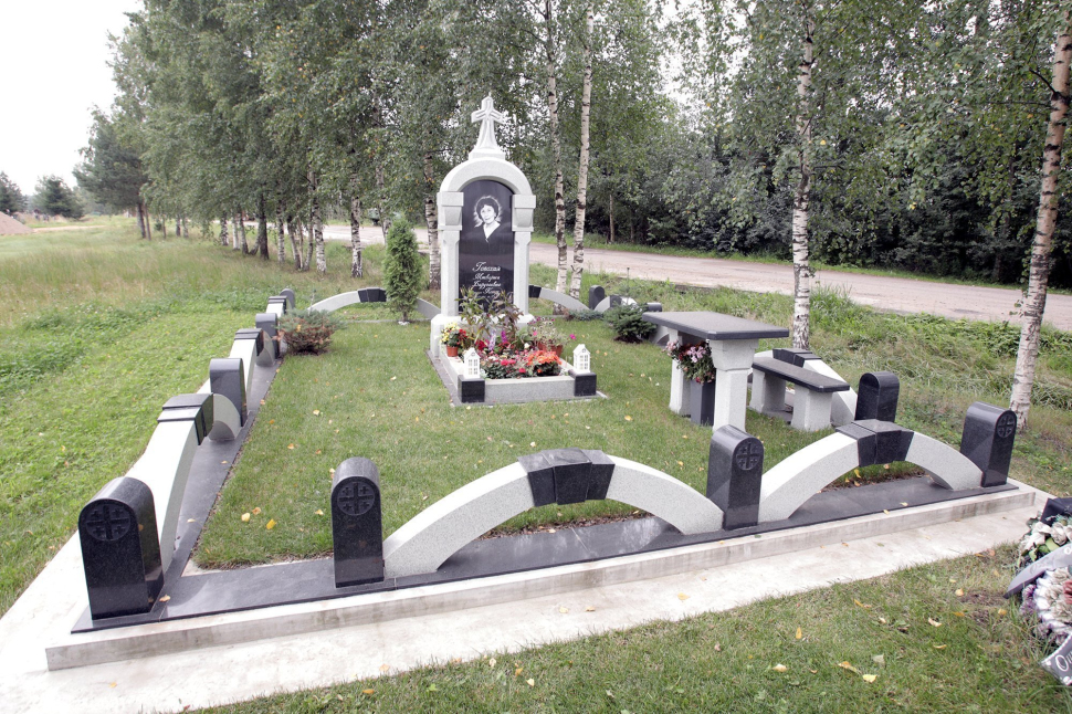 Мемориальный комплекс в форме часовни из двух видов гранита — работа №124