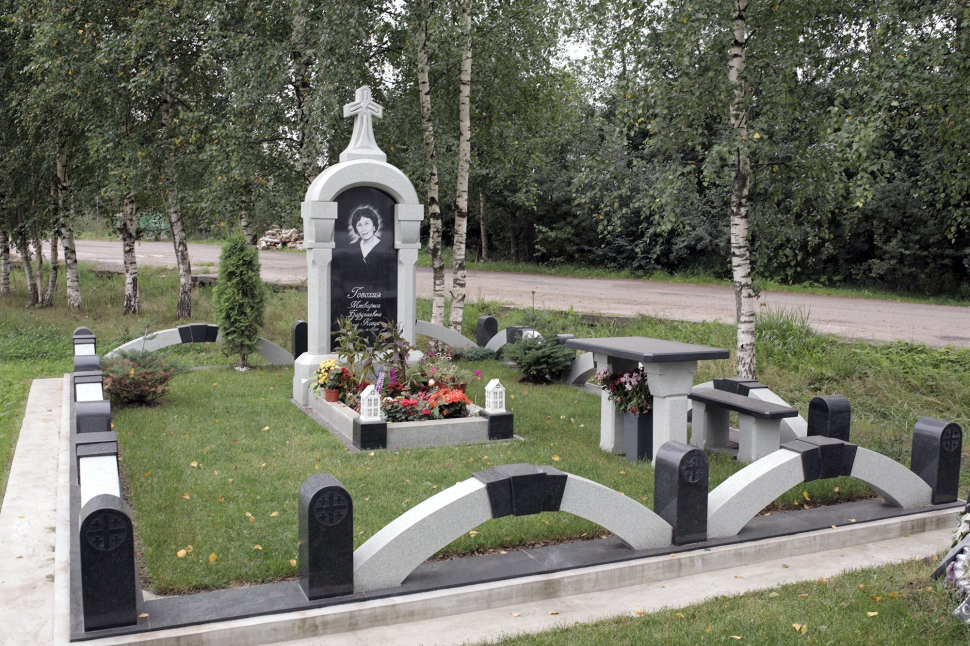 Мемориальный комплекс в форме часовни из двух видов гранита — работа №124