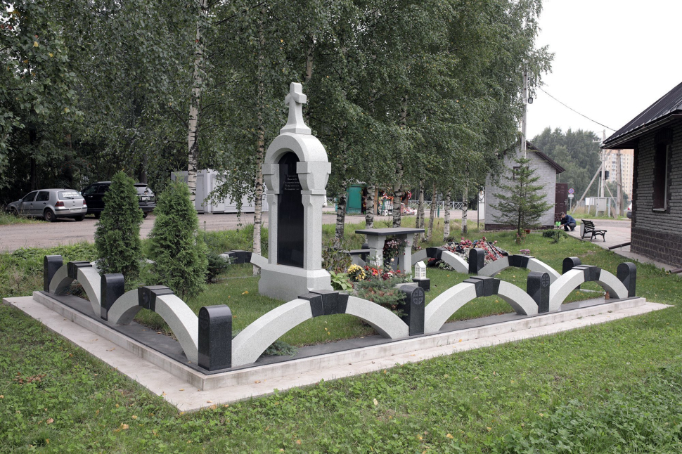 Мемориальный комплекс в форме часовни из двух видов гранита — работа №124