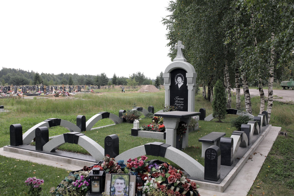 Мемориальный комплекс в форме часовни из двух видов гранита — работа №124