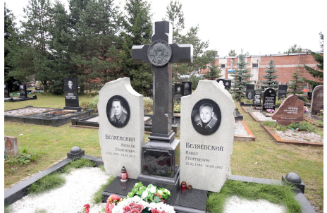 Мемориальный комплекс в форме двух стел и высокого резного креста — работа №126