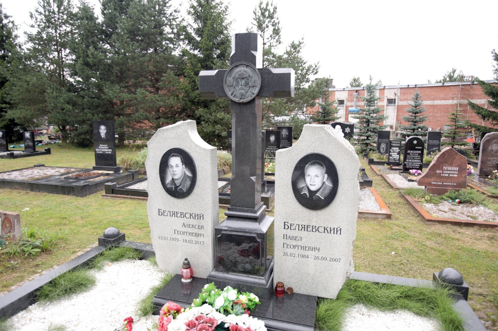 Мемориальный комплекс в форме двух стел и высокого резного креста — работа №126