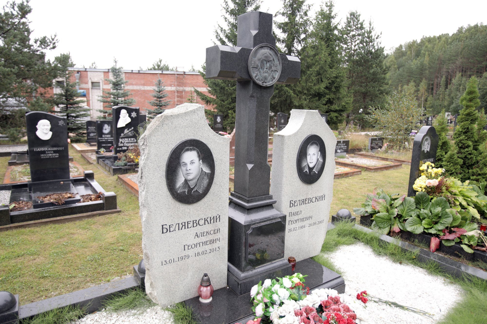 Мемориальный комплекс в форме двух стел и высокого резного креста — работа №126