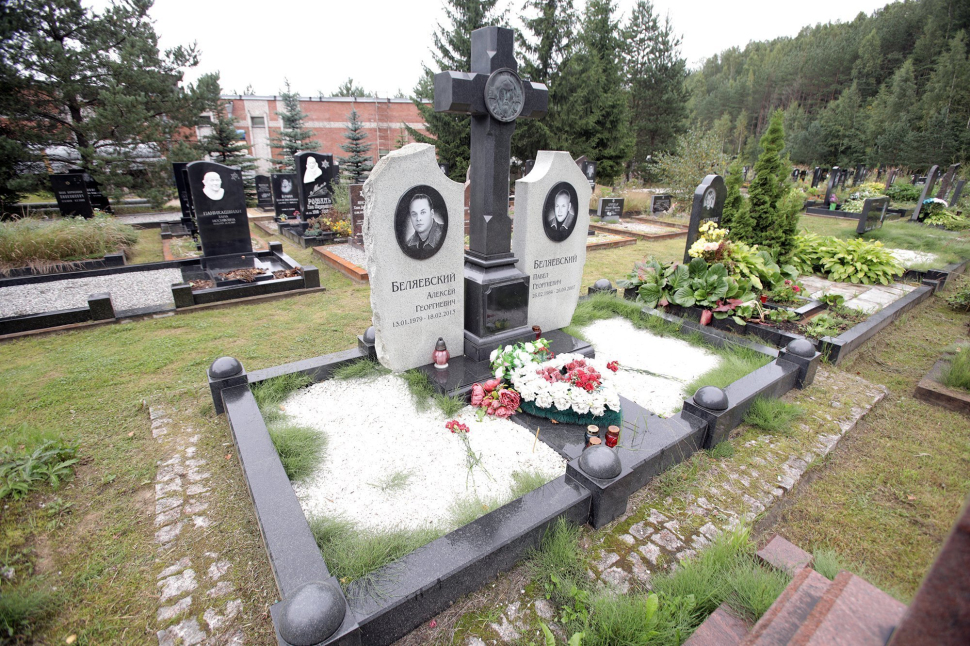 Мемориальный комплекс в форме двух стел и высокого резного креста — работа №126