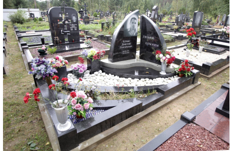 Мемориальный комплекс с угловыми стелами в форме драгоценных камней — работа №128