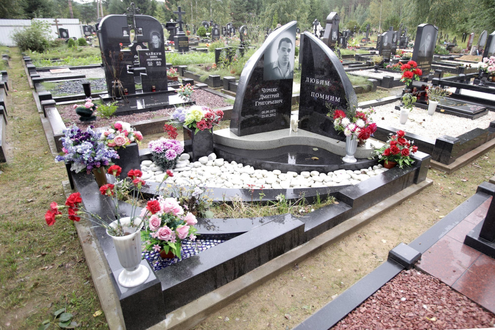 Мемориальный комплекс с угловыми стелами в форме драгоценных камней — работа №128