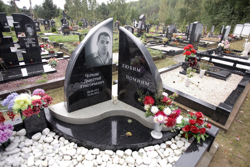 Мемориальный комплекс с угловыми стелами в форме драгоценных камней — работа №128