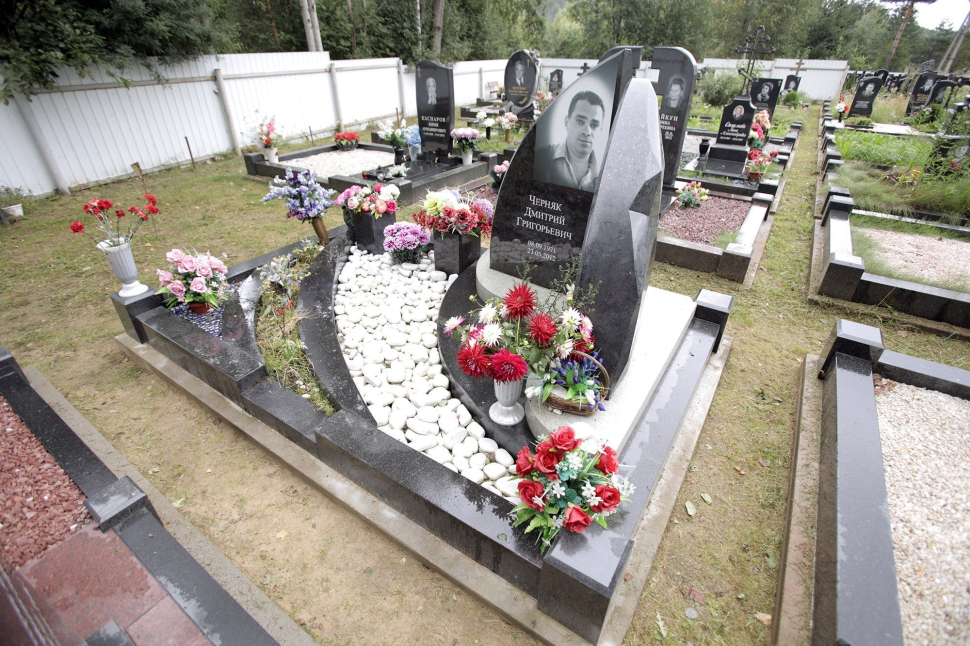 Мемориальный комплекс с угловыми стелами в форме драгоценных камней — работа №128
