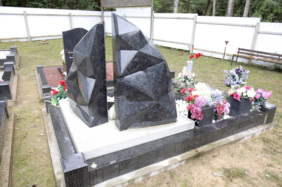 Мемориальный комплекс с угловыми стелами в форме драгоценных камней — работа №128