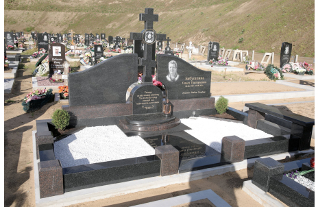 Мемориальный комплекс с двумя стелами, объединёнными крестом — работа №130