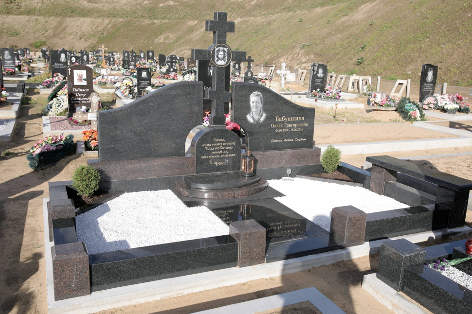 Мемориальный комплекс с двумя стелами, объединёнными крестом — работа №130