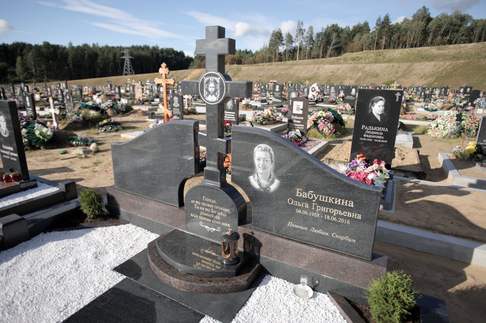 Мемориальный комплекс с двумя стелами, объединёнными крестом — работа №130