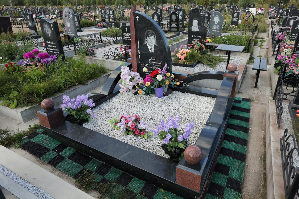 Мемориальный комплекс с памятником в форме парусника — работа №136