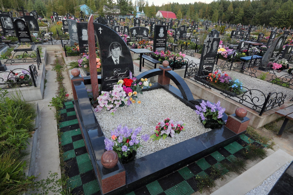 Мемориальный комплекс с памятником в форме парусника — работа №136