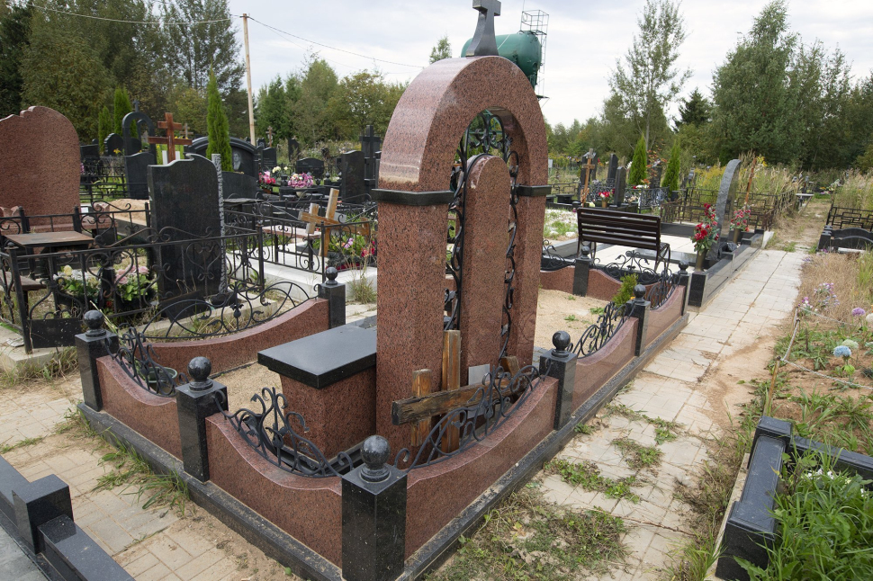 Мемориальный комплекс с памятником в форме арки с кованой вставкой — работа №137