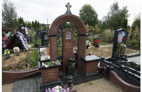 Мемориальный комплекс с памятником в форме арки с кованой вставкой — работа №137