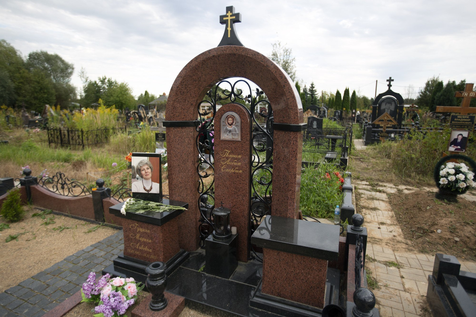 Мемориальный комплекс с памятником в форме арки с кованой вставкой — работа №137