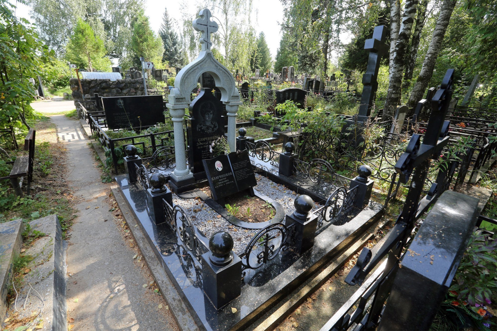 Мемориальный комплекс в форме часовни с кованой оградой — работа №138