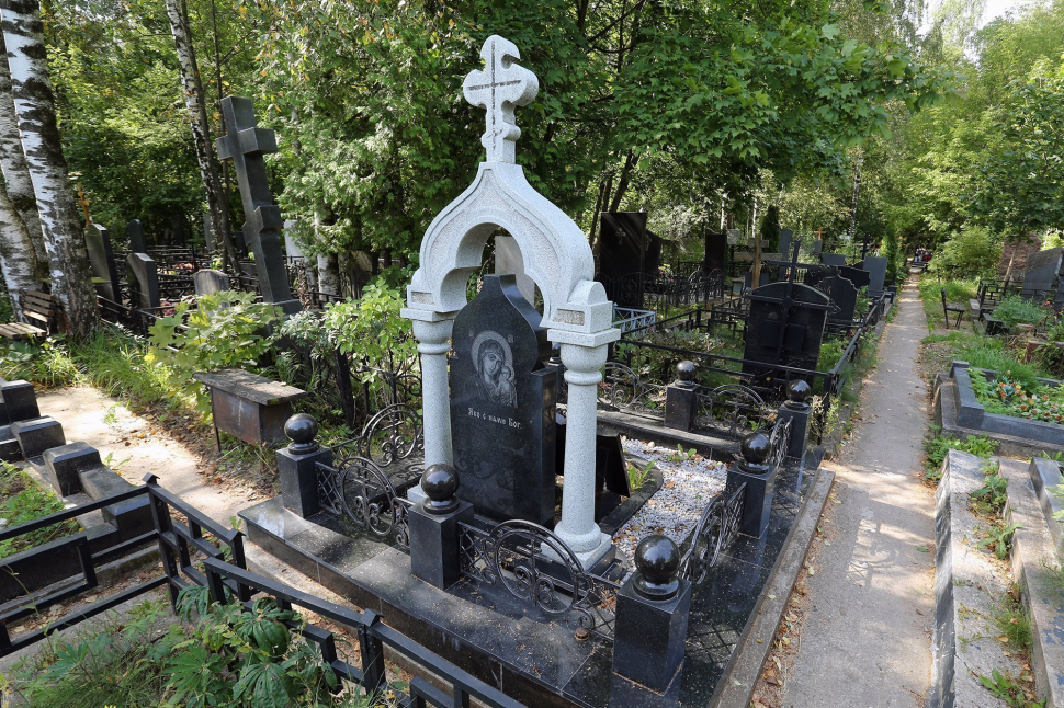 Мемориальный комплекс в форме часовни с кованой оградой — работа №138