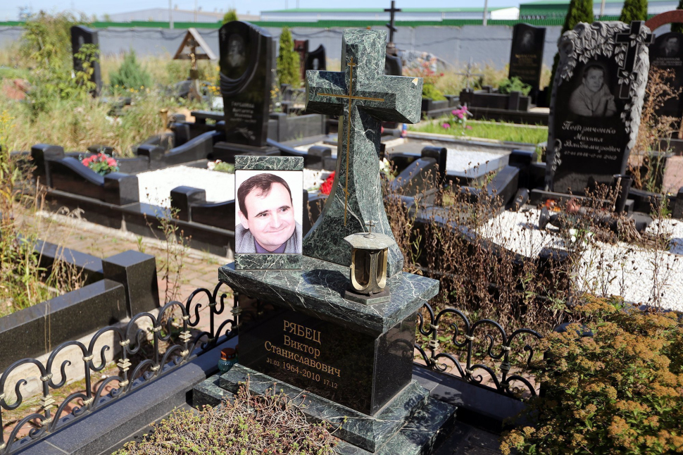 Мемориальный комплекс из змеевика с кованой оградой — работа №140