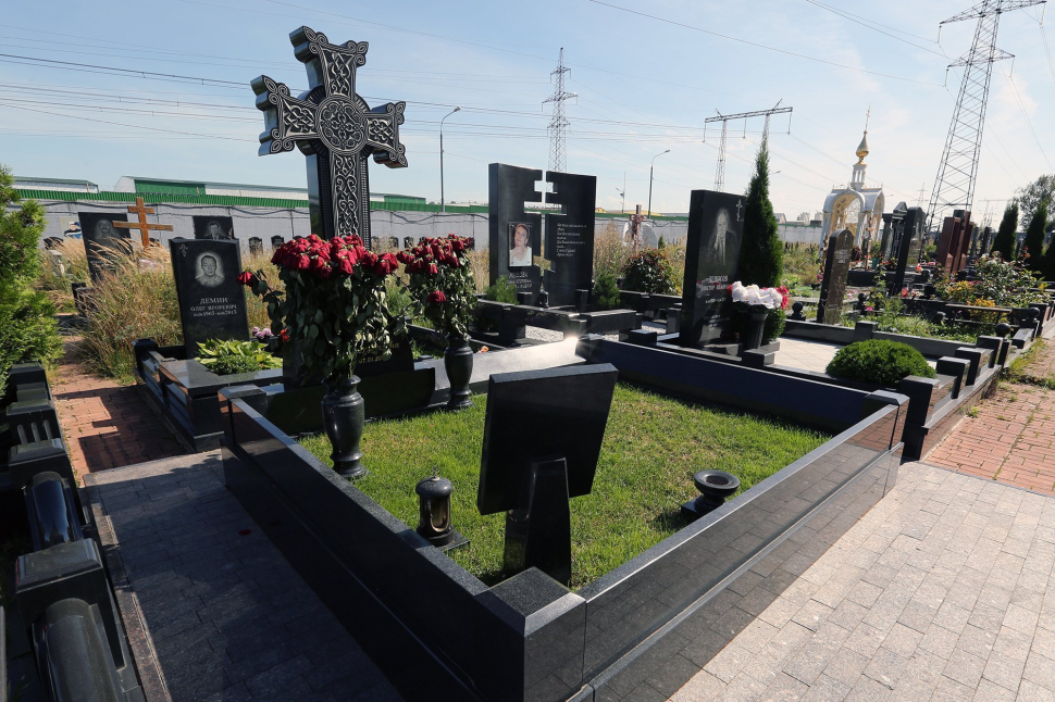 Мемориальный комплекс с резным крестом из черного габбро — работа №144
