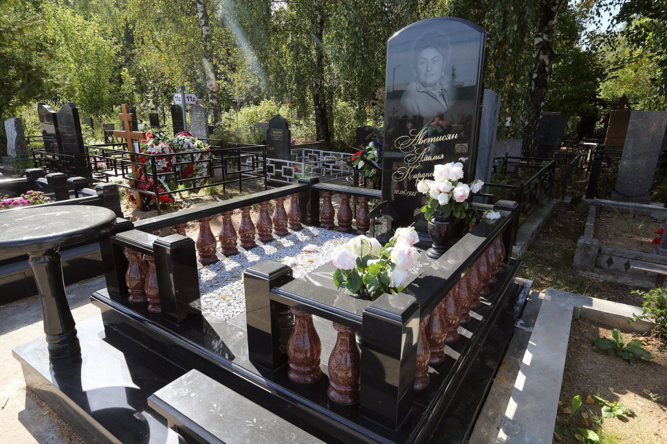 Мемориальный комплекс с оградой с балясинами из красного гранита — работа №147