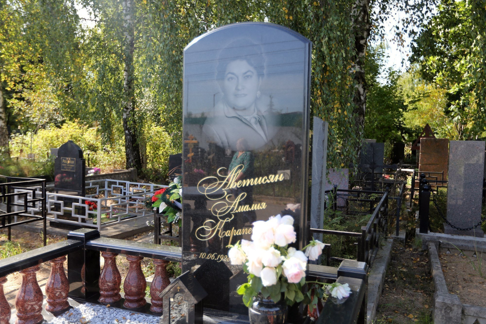 Мемориальный комплекс с оградой с балясинами из красного гранита — работа №147