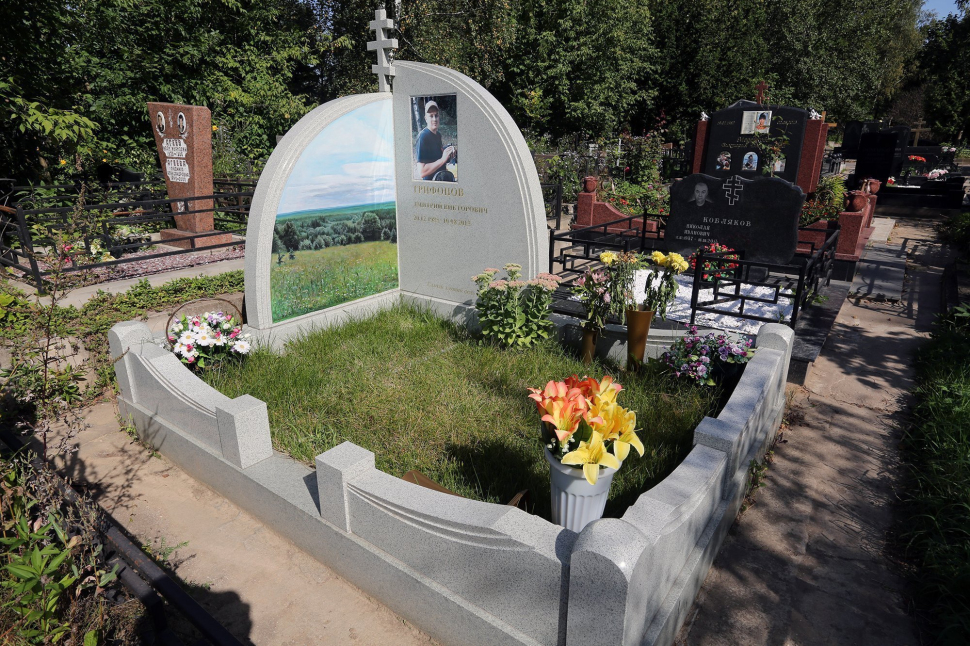 Комплекс с большим угловым памятником из белого гранита с пейзажем — работа №149