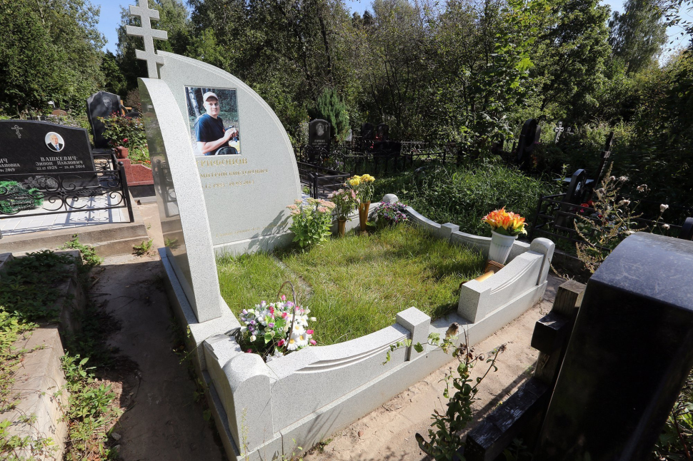 Комплекс с большим угловым памятником из белого гранита с пейзажем — работа №149