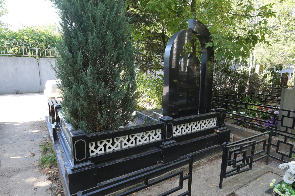 Мемориальный комплекс с памятником в форме разорванной арки — работа №151