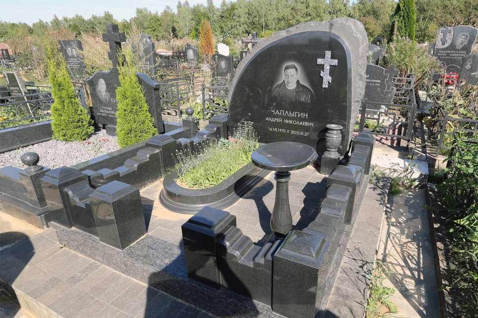 Мемориальный комплекс с памятником в форме 