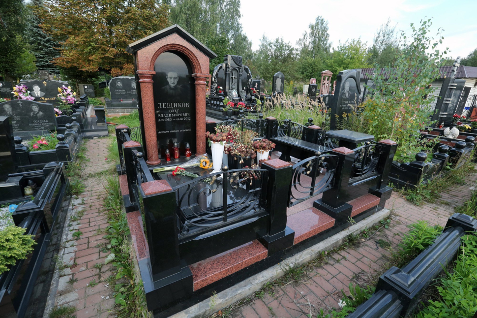 Мемориальный комплекс с памятником в форме портала с колоннами — работа №155
