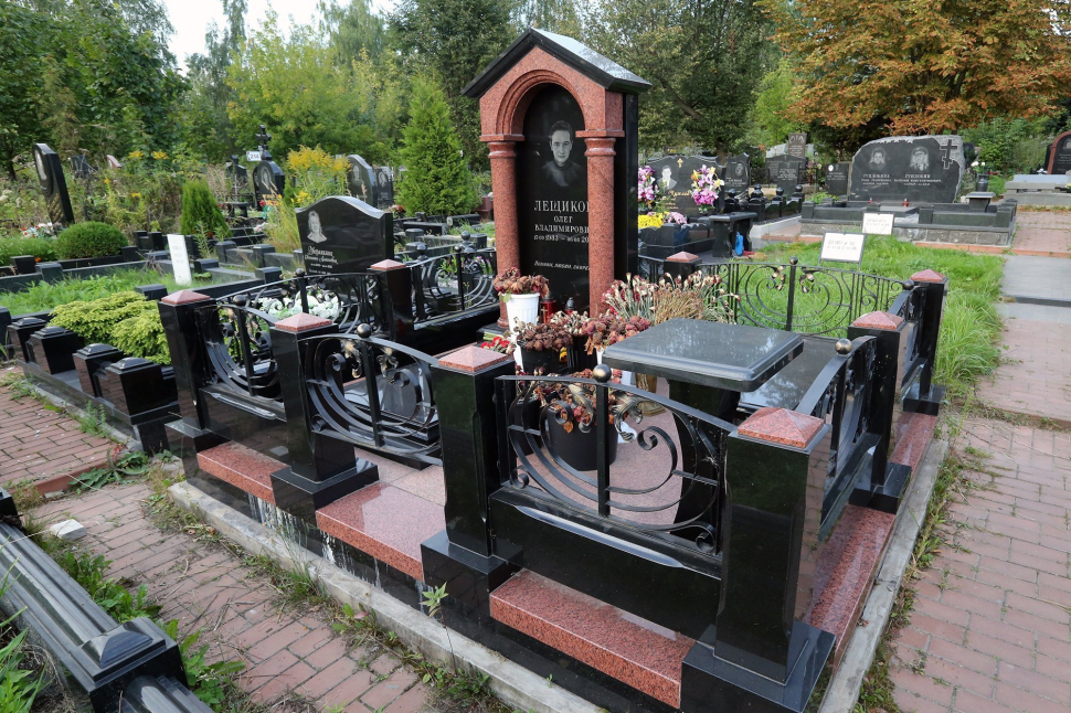 Мемориальный комплекс с памятником в форме портала с колоннами — работа №155